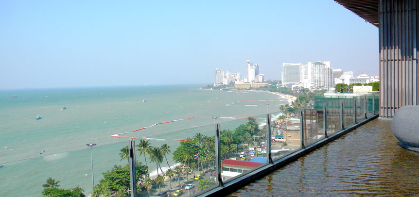 Blick auf Pattaya von einer Rooftop-Bar