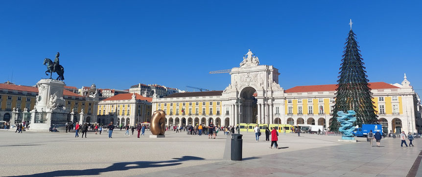 Praça do Comércio (Ende November mit Weihnachtsbaum)