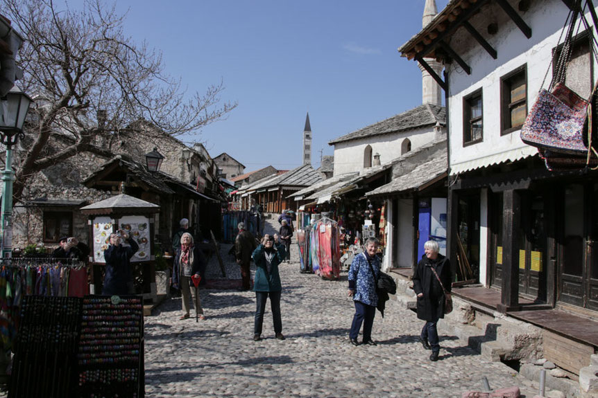 Heute ist das weitgehend zerstörte Mostar wieder aufgebaut und ein Anziehungspunkt für Touristen.