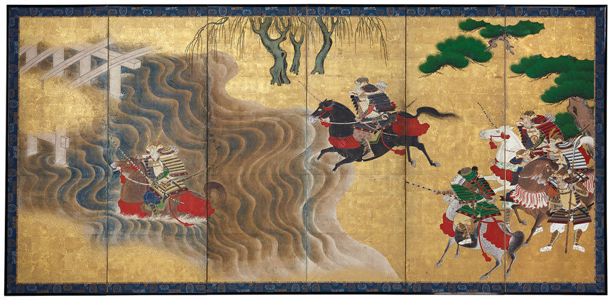 Japanischer Wandschirm Mittlere Edo-Zeit. Er zeigt eine berühmte Szene aus dem Genpei-Krieg. Zwei Samurai fordern einander heraus, wer zuerst den reißenden Fluss durchqueren kann.