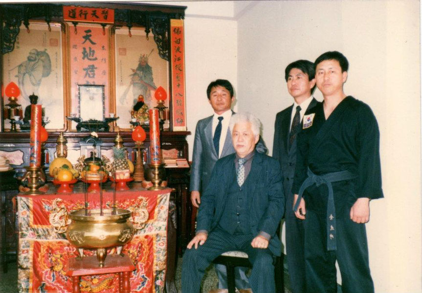 Zhang Wuchen (seduto)  con un discepolo Coreano (in piedi sulla destra)