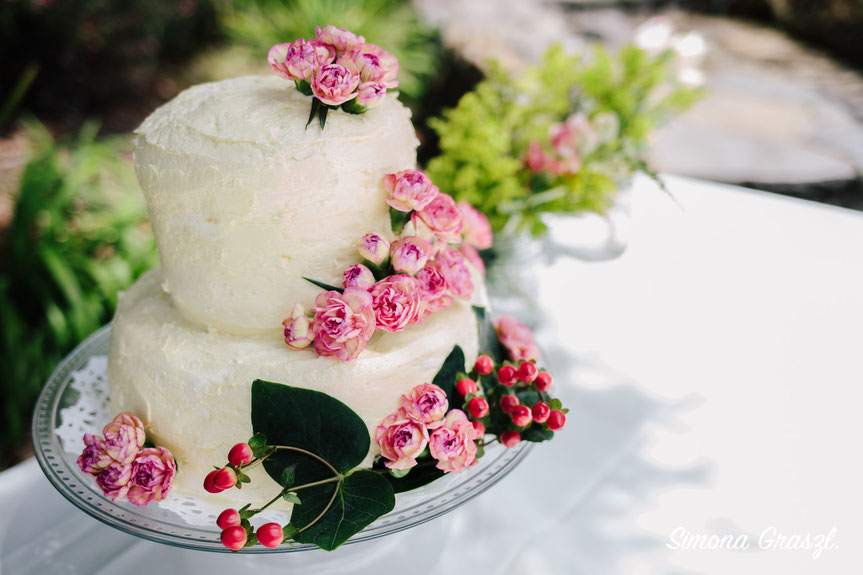 They had a delicious and gorgeous looking gluten free cake! Yay, first wedding I get to eat the cake at!