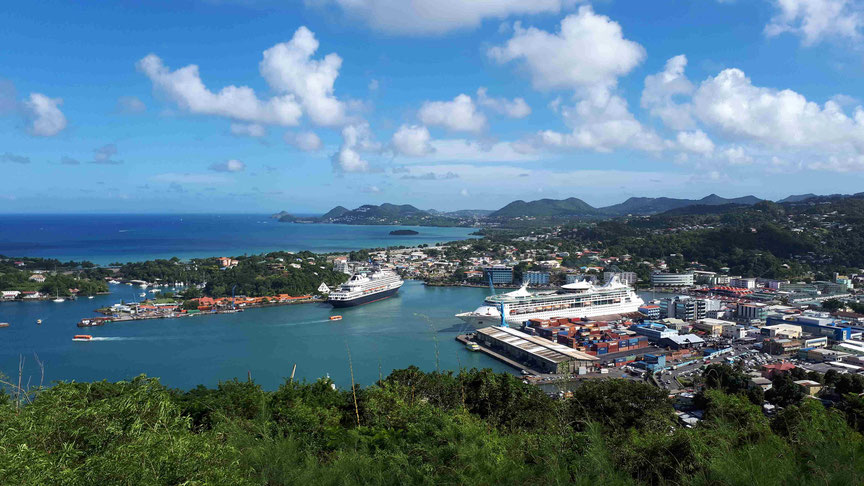 Hafen von Castries auf St. Lucia mit beiden Terminals