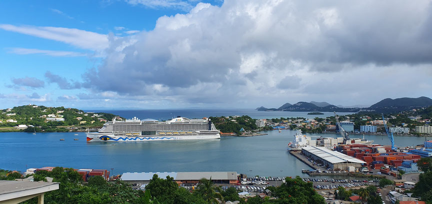 AIDAperla an dem neuen St. Lucia Cruise Ship Terminal