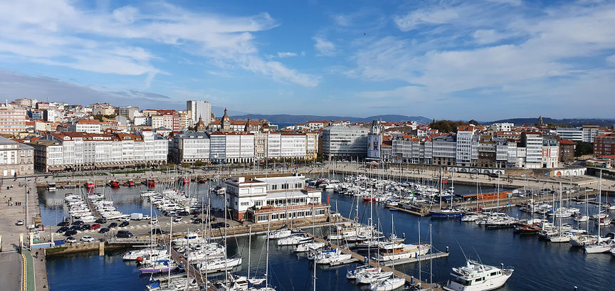 Blick vom Schiff auf die Stadt A Coruña