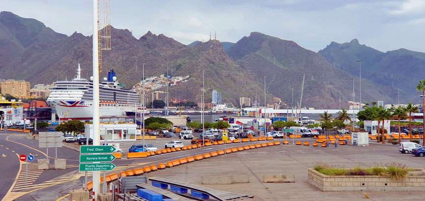 Hafen von Santa Cruz de Tenerife mit Containern von Autovermietungen