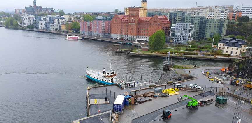 Blick vom Schiff auf die Fähre nach Djurgården