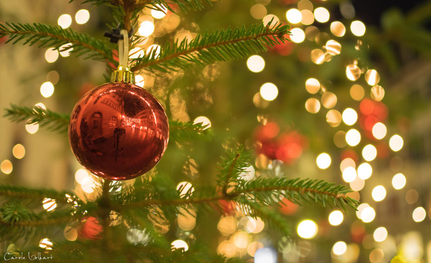 Merry Christmas, schöne Weihnachten, Weihnachtskugel an Tannenbaum in Rheinfelden
