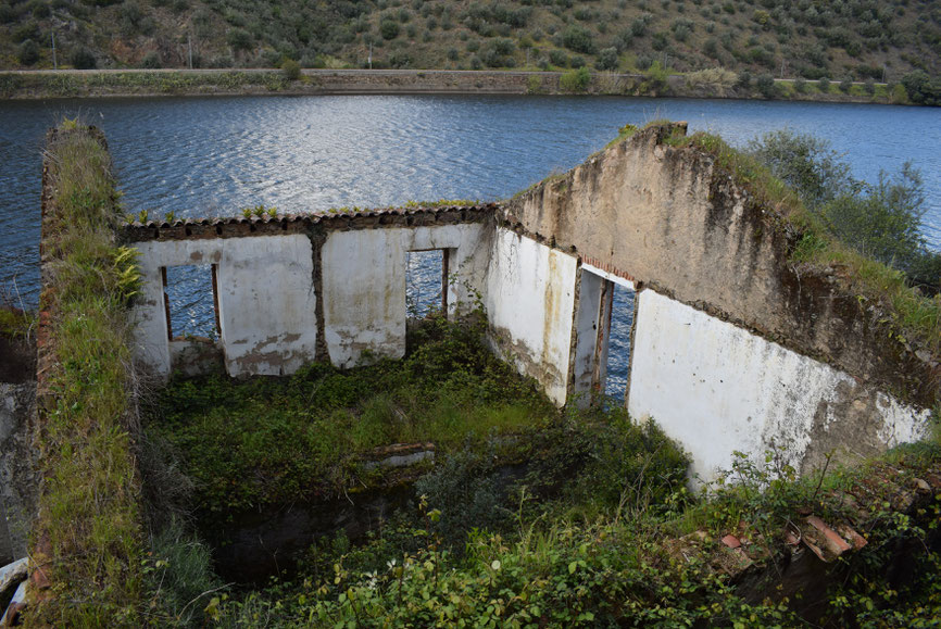 ruins, Ortiga towards Alamal, river Tejo, Portugal