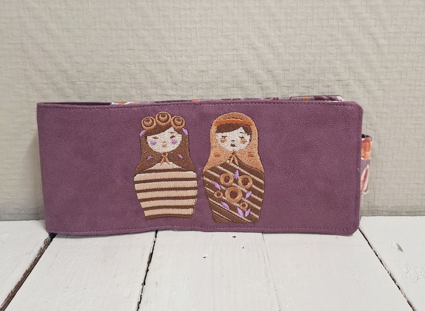 porte-chéquier horizontal brodé femme, souche à gauche, broderie poupées russes, tissu mauves avec fleurs, couleurs automnales, suédine violine, idée cadeau fête des mères, anniversaire , Noëlu