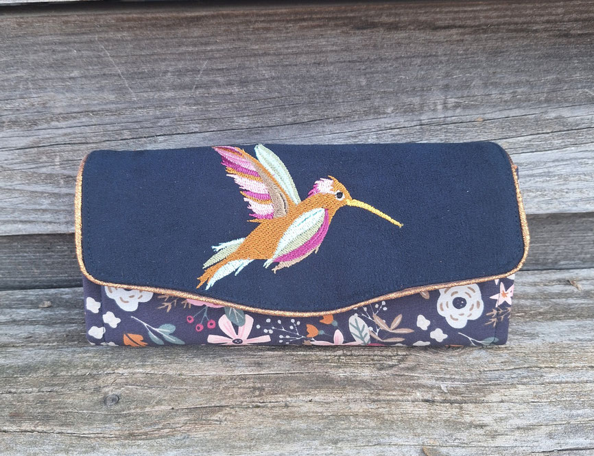 grand portefeuille brodé femme, fabrication artisanale française, tissu bleu marine avec fleurs colorées, broderie colibri, oiseau, idée cadeau fête des mères, anniversaire