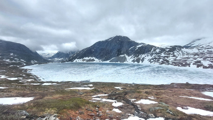 Der gefrorene See Djupvatnet am Weg zum Dalsnibba (Aufnahme Ende Juni)