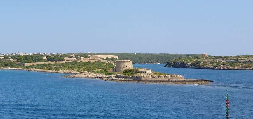 Insel "Isla del Lazareto" bei der Einfahrt in den Naturhafen