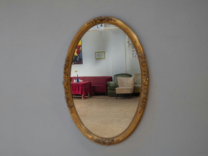 Miroir dans un salon