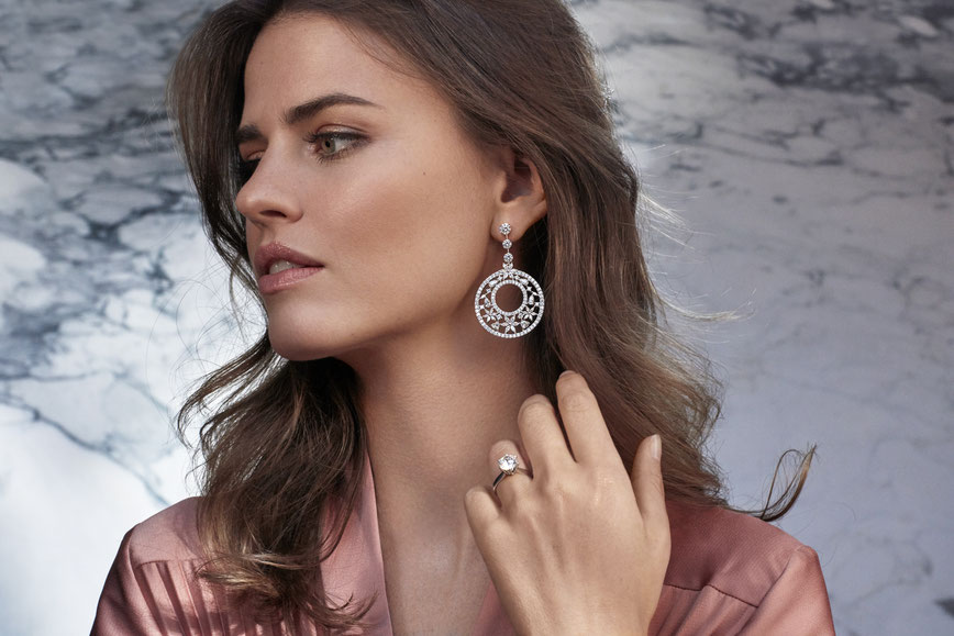 Bild eines Modells mit funkelndem Diamantschmuck von «Baunat».