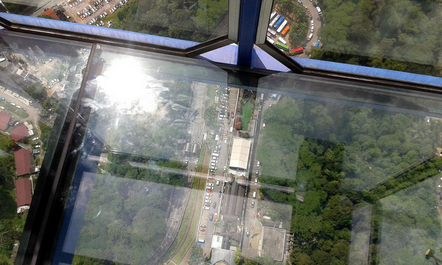 Glasboden auf dem Sky Deck des Fernsehturms