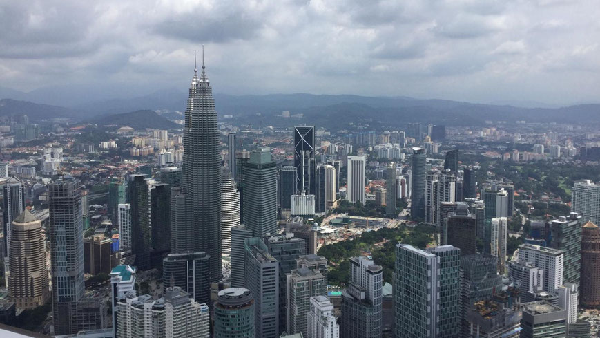 Blick vom Sky Deck des Fernsehturms auf die Petronas Twin Towers