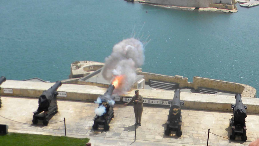 "Saluting Battery" um 12 Uhr in Valletta