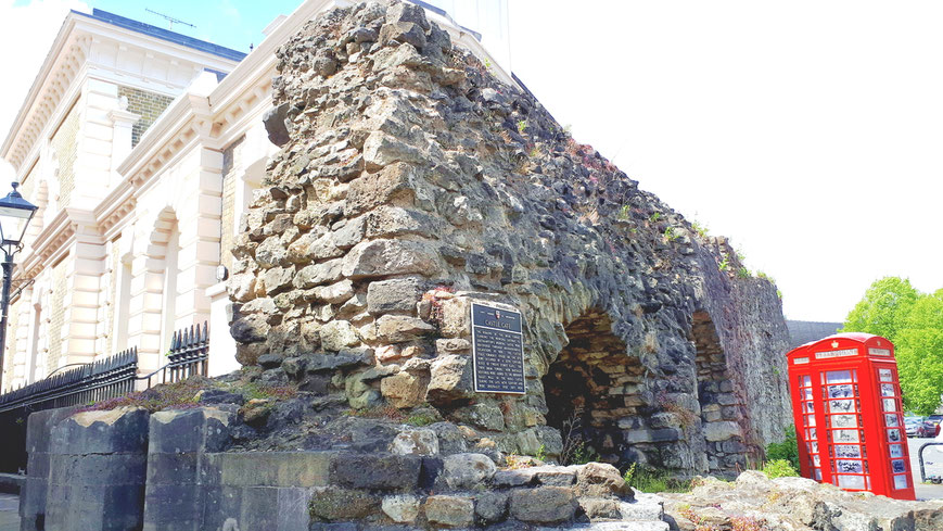 altes Gerichtsgebäude von Southampton neben der mittelalterlichen Stadtmauer