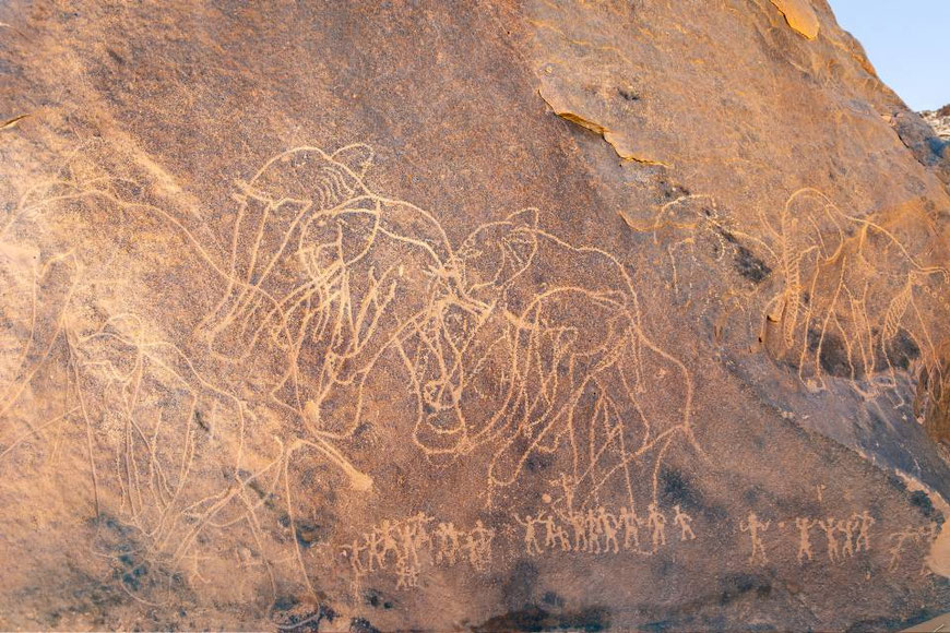Felsgravuren in der Felslandschaft des Tadrart in der Sahara von Algerien