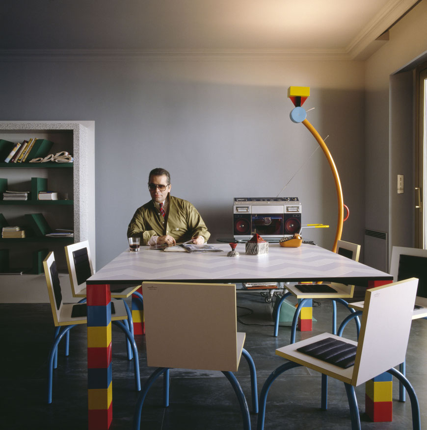 Karl Lagerfeld in seinem Apartment in Monte Carlo mit Memphis-Entwürfen, 1982 © Foto: Jacques Schumacher © VG Bild-Kunst, Bonn 2021 für Entwürfe von Ettore Sottsass. Courtesy: Vitra Design Museum