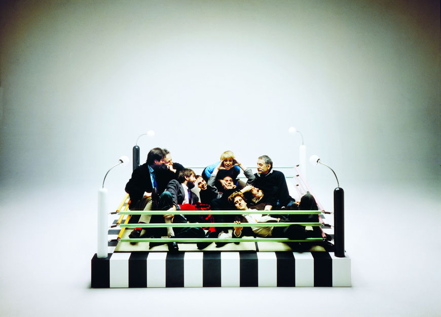 Das Memphis-Team auf dem Bett »Masanori« von Umeda Tawaraya, 1981 © Masanori Umeda © Studio Azzurro, courtesy Memphis, Milano. Courtesy: Vitra Design Museum