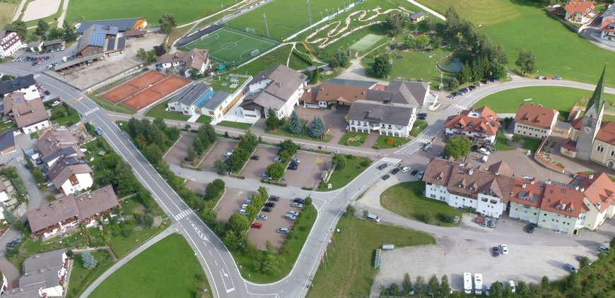 Terenten mit Sportzone im Hintergrund (Foto Karl Engl)