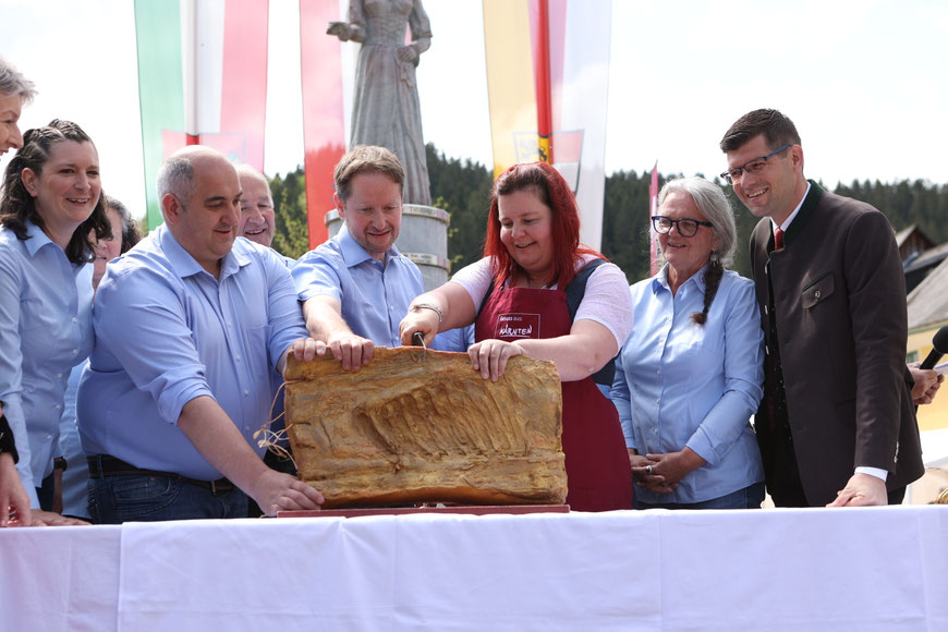 Der "Goldene Speckanschnitt" am 20. Speckkirchtag 2024 in Weitensfeld
