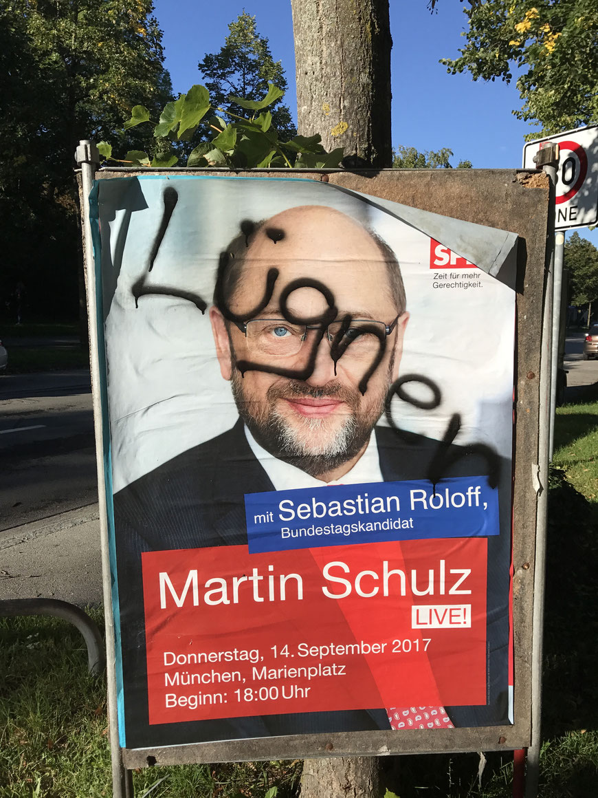 Cartaz do candidato Martin Schulz com a pichação acusando-o de mentiroso.