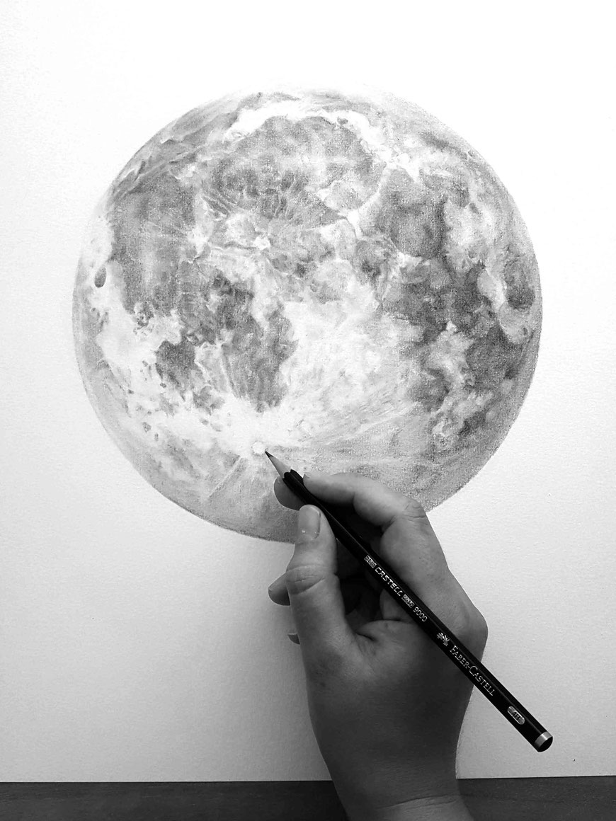 L'Atelier de Capucine Minot Dessin sur commande crayon graphite lune astronomie noir et blanc