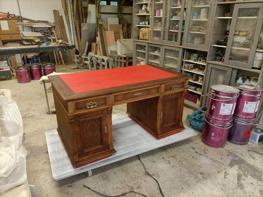 Bureau en noyer restauré et relooké par les Ateliers Anthonee