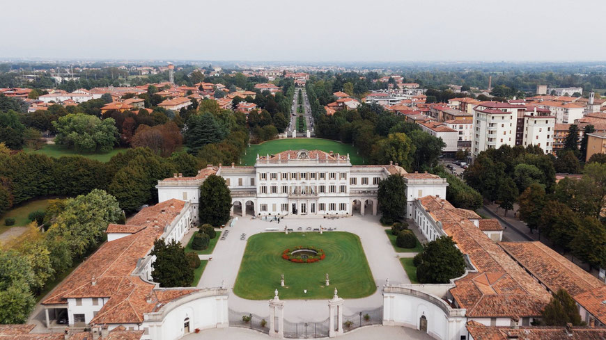 Jewish wedding ceremony at Villa Borromeo, captured in an emotional wedding video