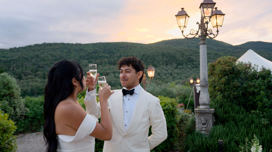 destination wedding in Umbria at Villa Baroncino a venue on Trasimeno lake. Toas on cake cutting