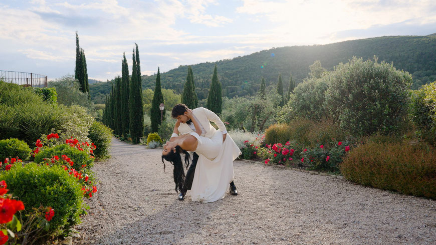 destination wedding in Umbria at Villa Baroncino a venue on Trasimeno lake. Couple Session on golden hour