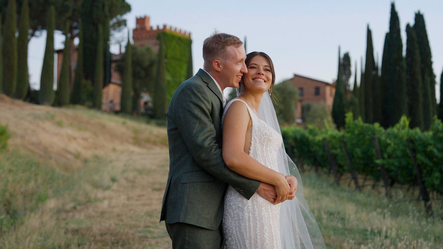 destination wedding in Tuscany at Borgo Tre Rose in Montepulciano. Couple Session during the golden hour