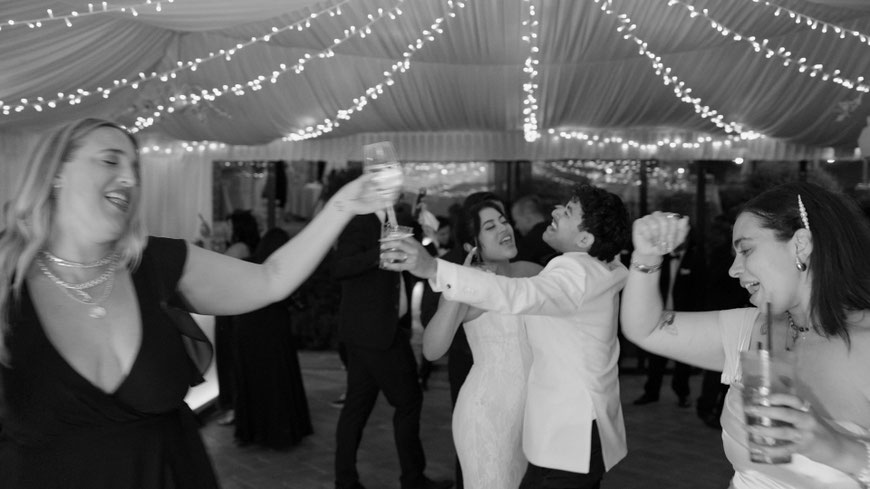 destination wedding in Umbria at Villa Baroncino a venue on Trasimeno lake. Wedding dance party