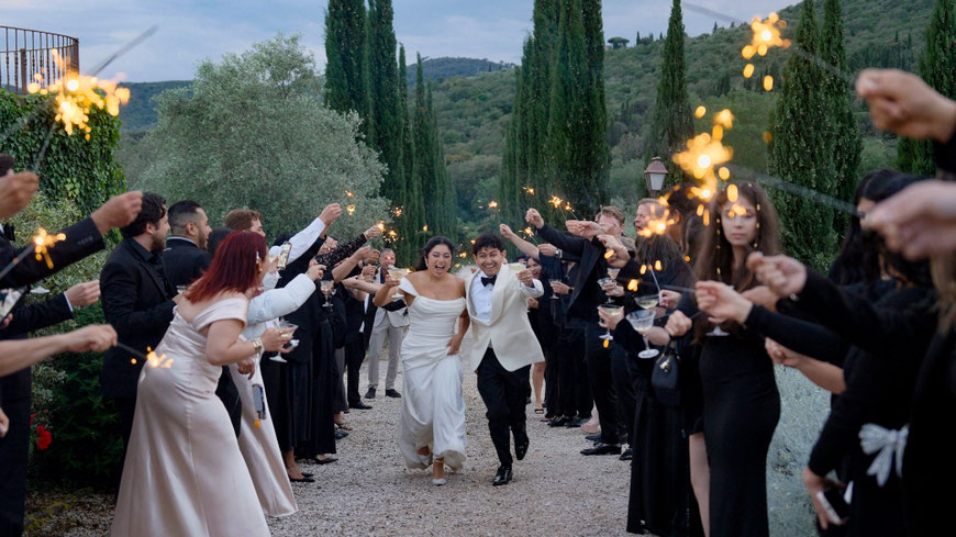destination wedding in Umbria at Villa Baroncino a venue on Trasimeno lake. Tunnel of sparklers