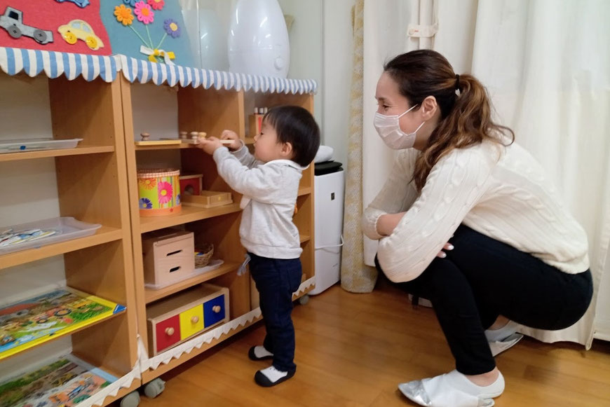 1歳児　教具をもとの場所にお片付け