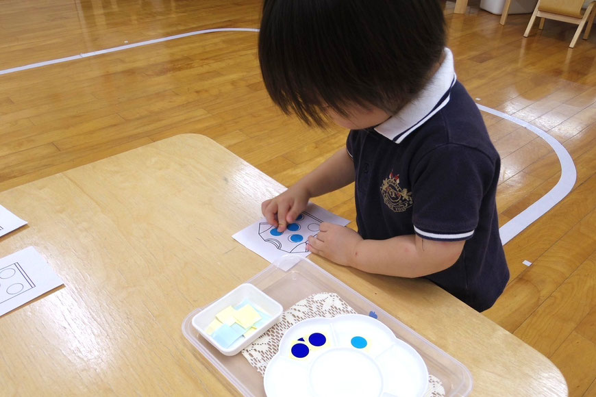 京都の幼児教室でモンテッソーリ活動に集中する子どもの手元