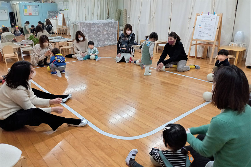0・1歳児　ボールでリトミック！