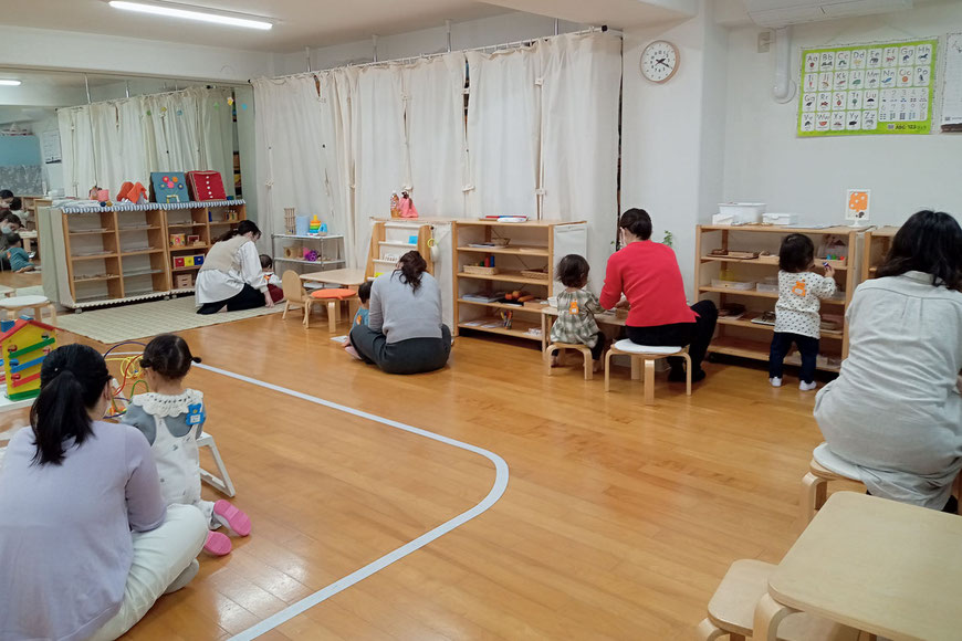 整然とした教室環境の中で活動する子どもたちの様子(京都のモンテッソーリ教室)