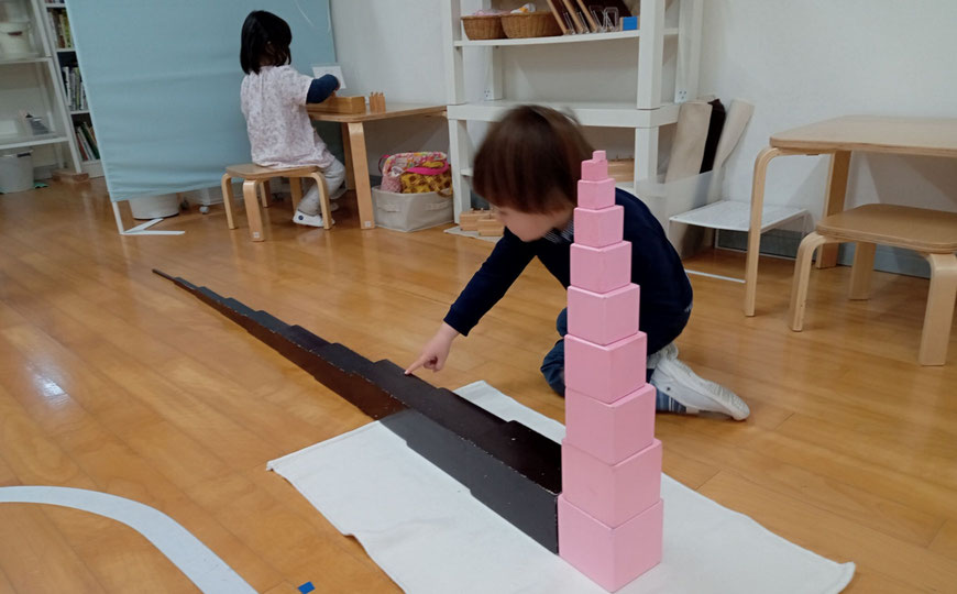 京都市の幼児教室で自分で活動に取り組む2歳児の様子