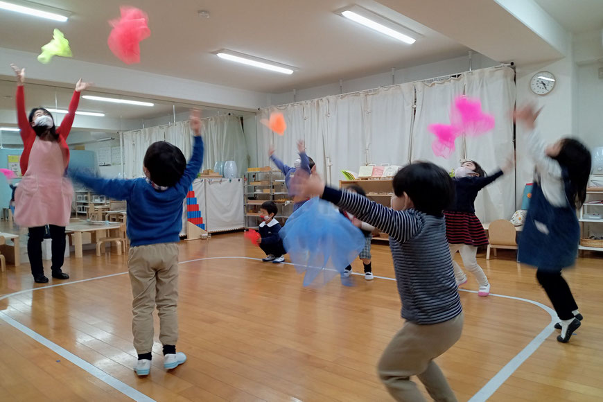 京都市の幼児教室バンビー二クレアーレで幼稚園児がリトミックの時間にスカーフを使った活動をしています。