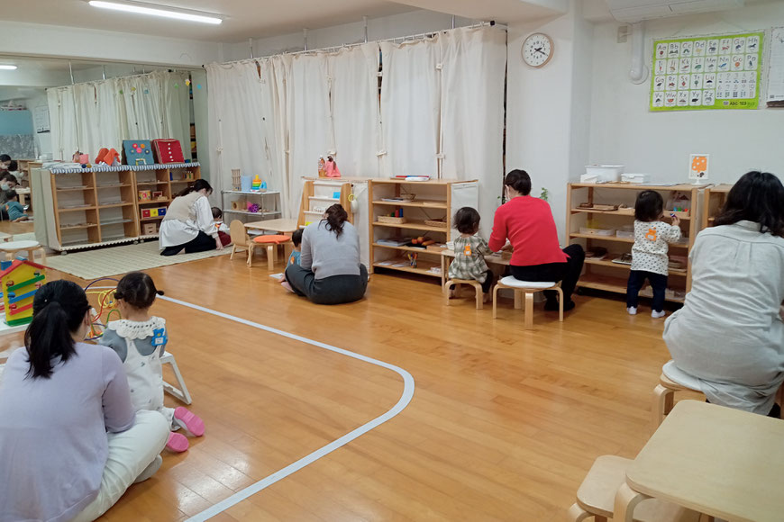 1歳児の親子で学ぶコースでモンテソーリ活動を体験。豊富な教具を選んで自由に活動していただきます。