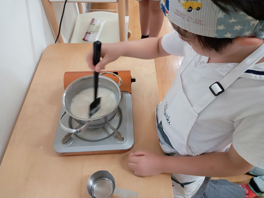 モンテッソーリの小学生クラスで、豆腐作りに挑戦しています。