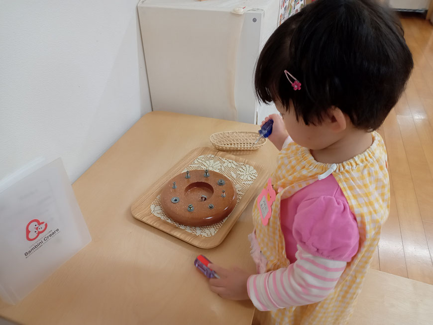 2歳児コースでモンテソーリ活動を体験。豊富な教具を選んで自由に活動していただきます。