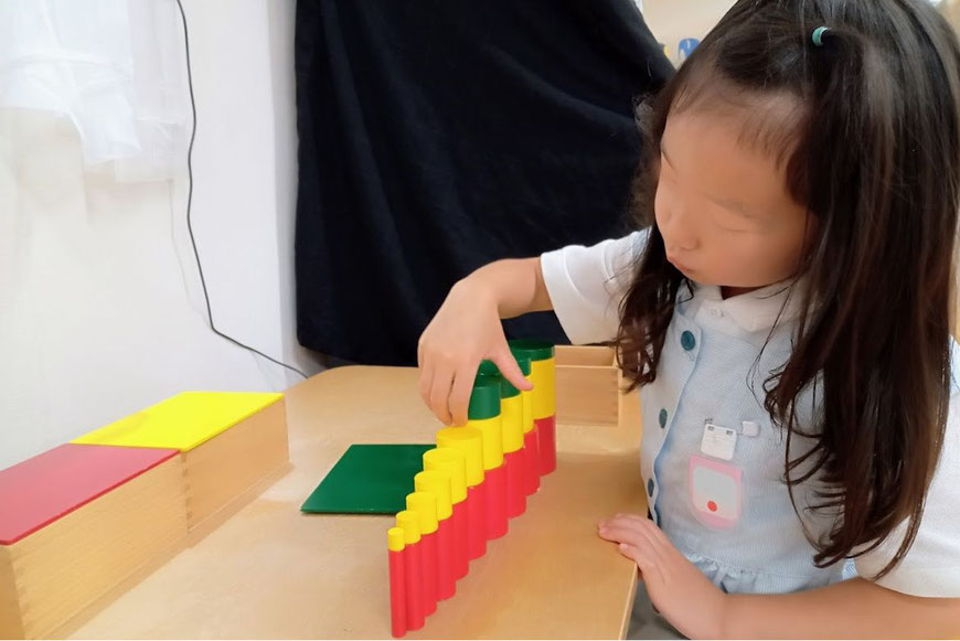 京都市の幼児教室バンビー二クレアーレのモンテッソーリの活動で、幼稚園児が感覚活動をしています。