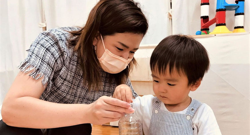 京都市中京区の幼児教室で、親子がクリスマスの製作をしています