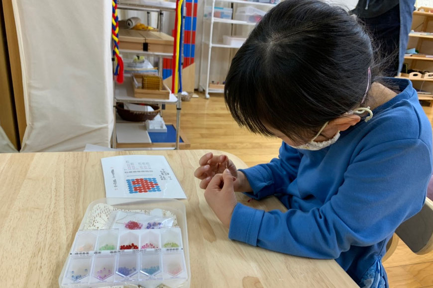 京都市の幼児教室バンビー二クレアーレでは知性の発達を促す手先を使ったモンテッソーリ教育の活動を豊富にそろえています。