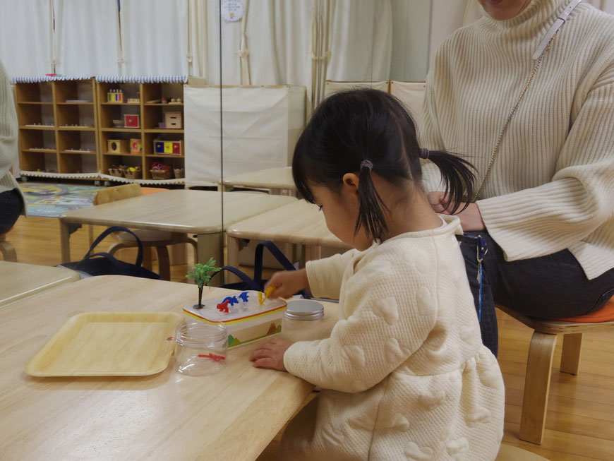 京都市の幼児教室で親子が安心して過ごすモンテッソーリ親子クラスの様子